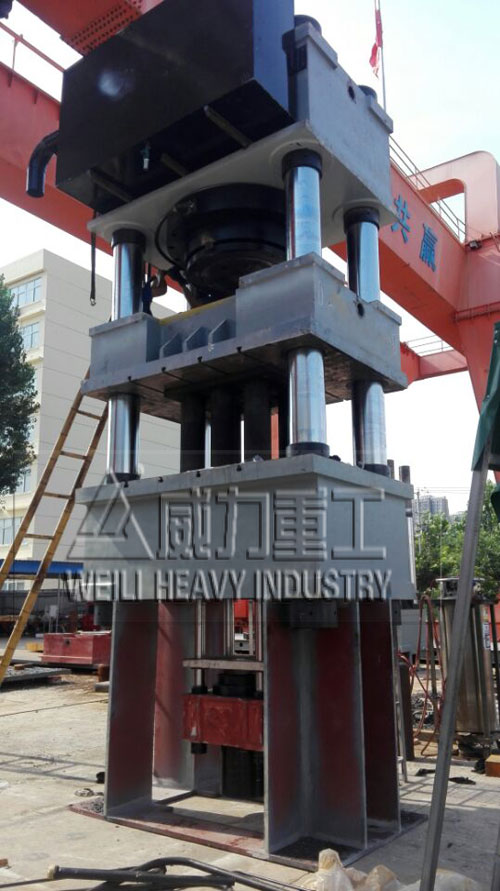 行車裝配下的1200噸三梁四柱油壓機(jī)