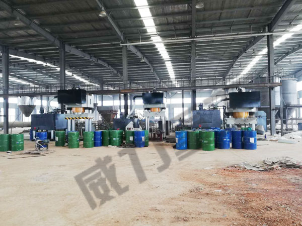 1200噸油壓機客戶現(xiàn)場圖片