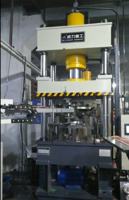100噸液壓機(jī)工作現(xiàn)場(chǎng)