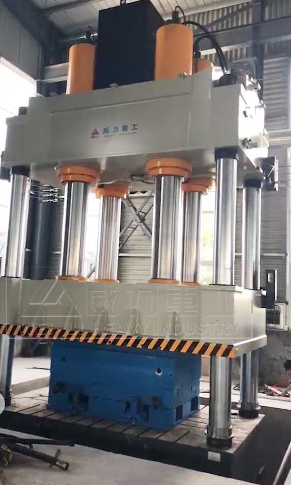 1600噸四柱油壓機(jī)客戶現(xiàn)場(chǎng)圖