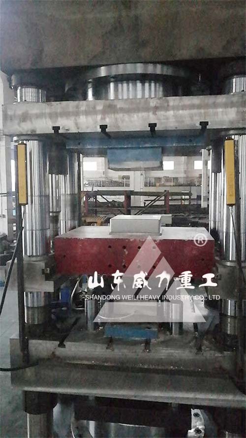 匣缽成型油壓機(jī)試壓現(xiàn)場圖