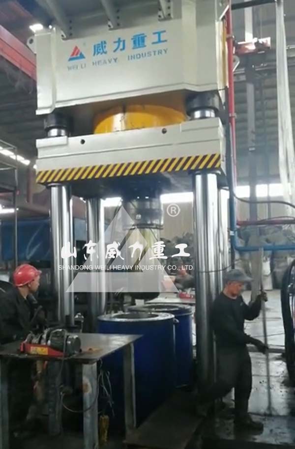 1500噸四柱油壓機(jī)客戶現(xiàn)場圖片
